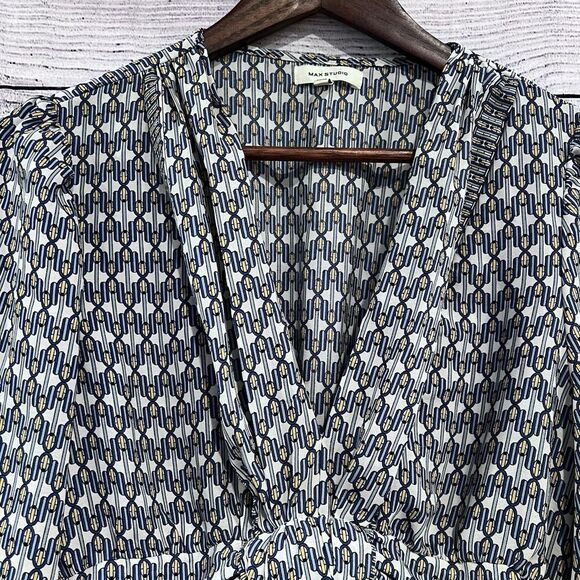 Max Studio Blouse 3/4 Sleeve Size Medium V-Neck Office Career Top Lightweight - Picture 3 of 10